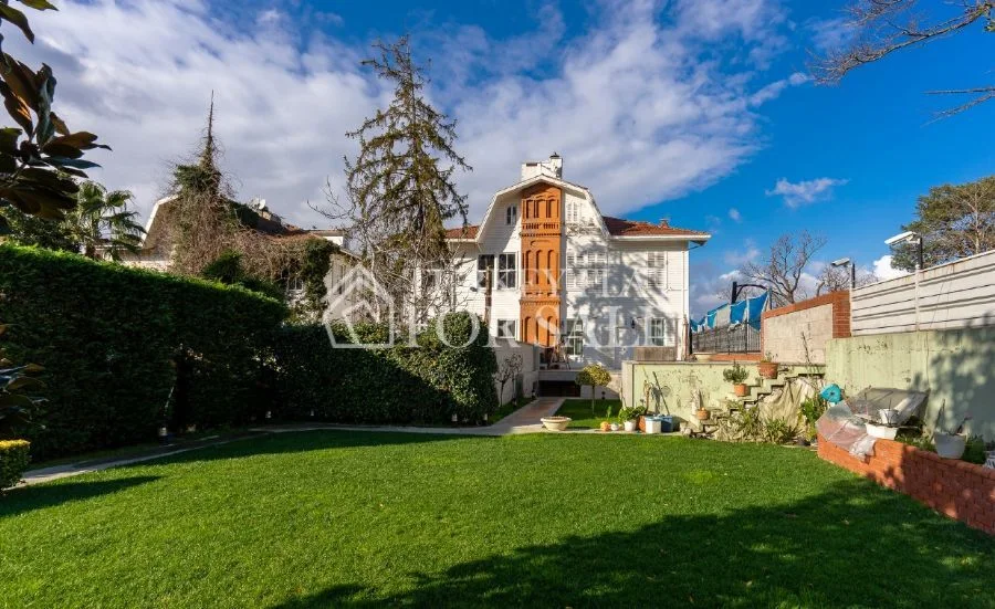 Luxury Mansion for Sale with a dock by the Bosphorus in Yeniköy, Sarıyer, İstanbul – photo 1
